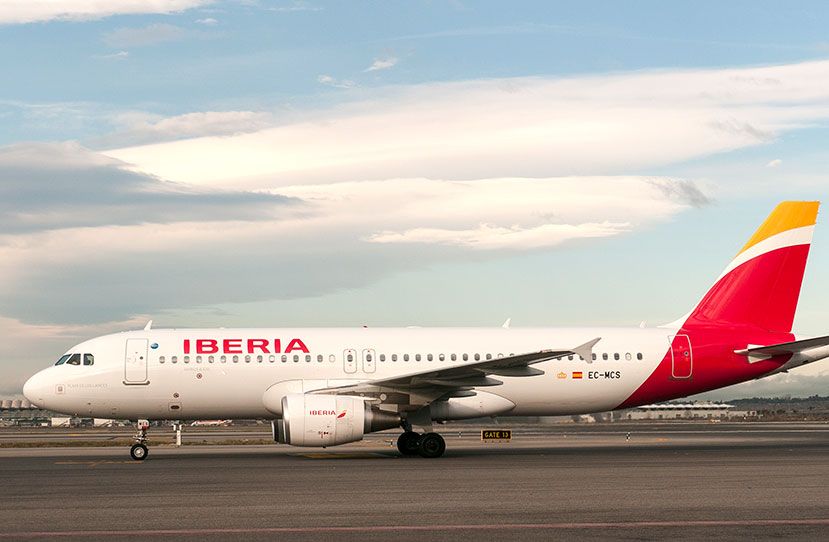 Airbus A320 de Iberia rodando en pista bajo un cielo de nubes