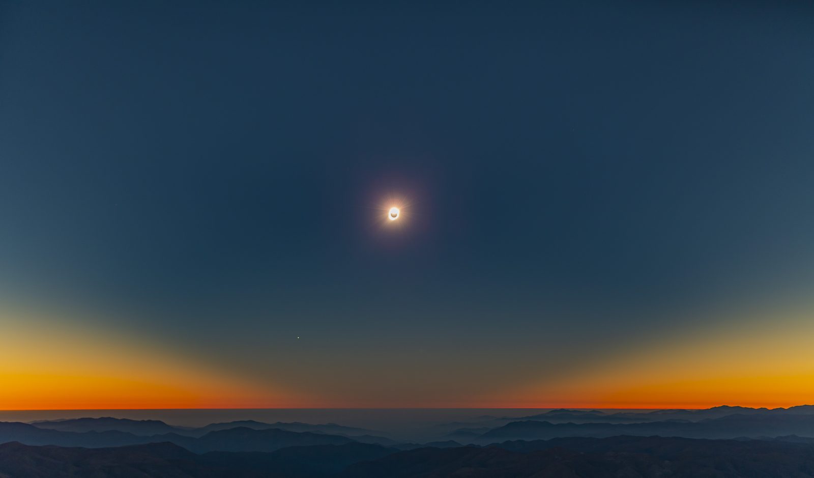 Eclipse total sobre el horizonte andino