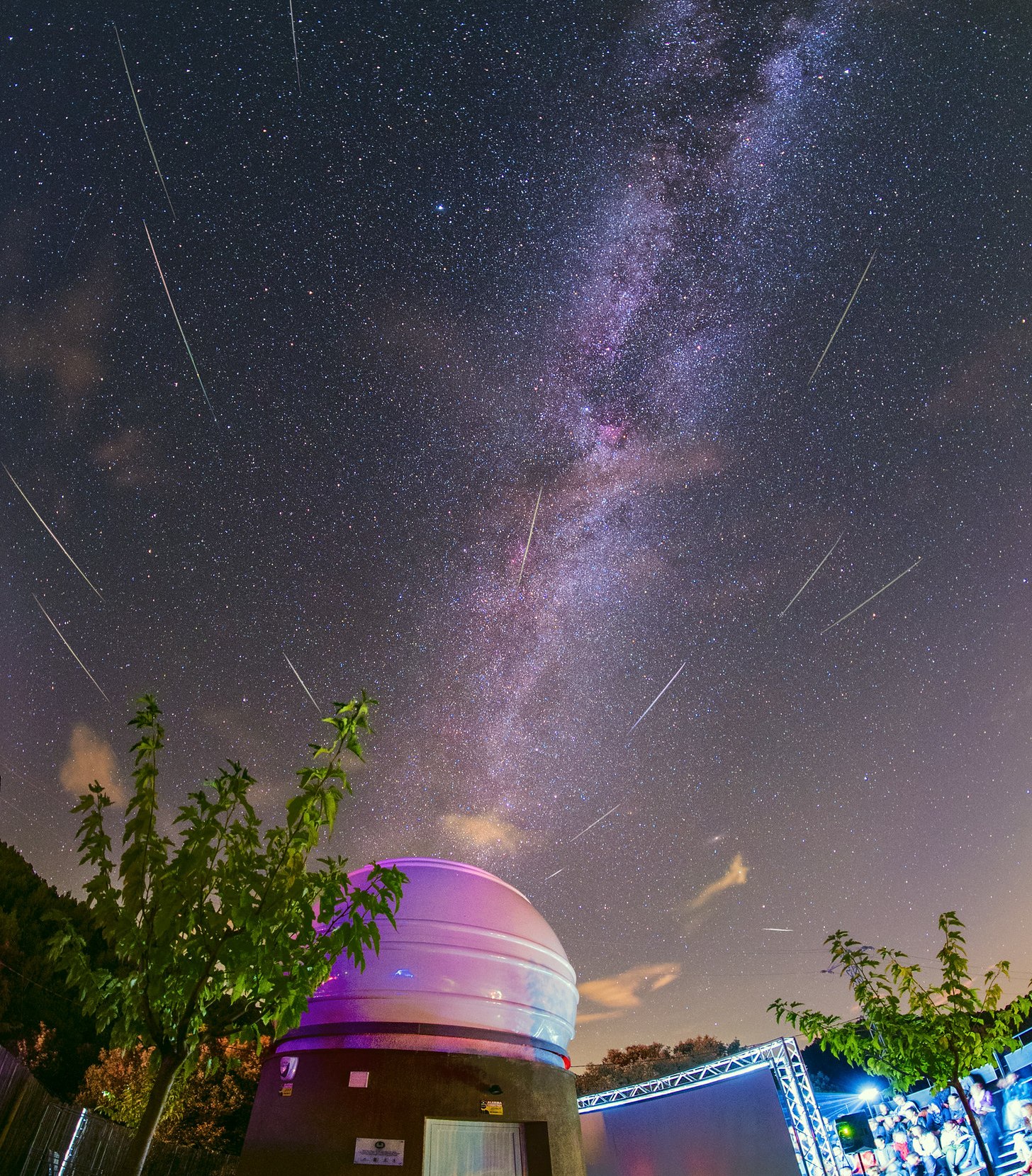 Perseidas y Vía Láctea sobre una cúpula de observatorio durante una observación pública